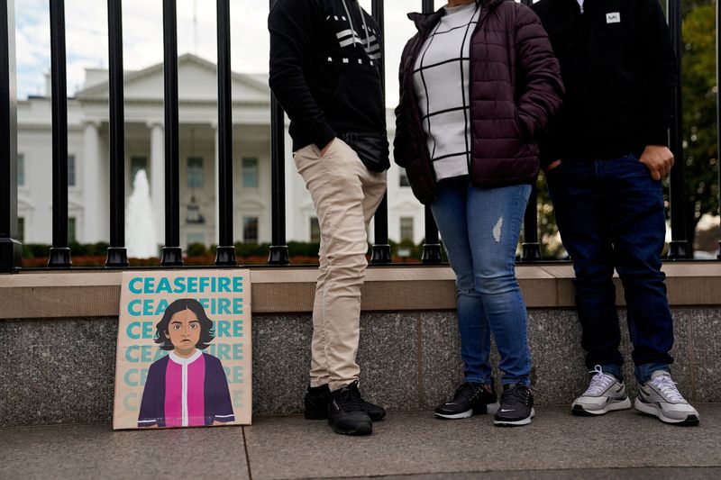 © Reuters. FILE PHOTO: A “ceasefire” sign in support of Palestinians in Gaza is seen as visitors stand for photos outside of the White House, amid the ongoing conflict between Israel and Hamas, in Washington, U.S., November 4, 2023. REUTERS/Elizabeth Frantz/File Photo