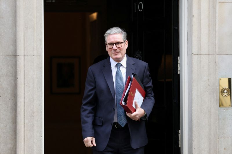 © Reuters. British Prime Minister Keir Starmer leaves 10 Downing Street in London, Britain, October 16, 2024. REUTERS/Mina Kim