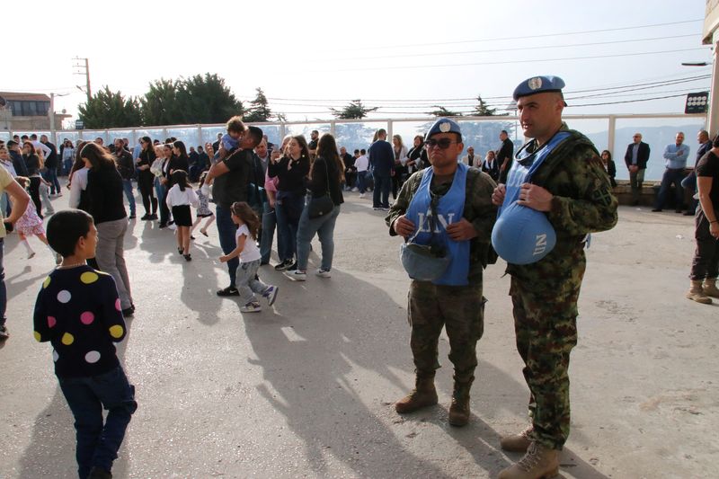 &copy; Reuters. Membri delle forze di pace delle Nazioni Unite (UNIFIL) si trovano insieme nella piazza della chiesa durante il Venerdì Santo nella città di Klayaa, nel Libano meridionale, 29 marzo 2024. REUTERS/Karamallah Daher