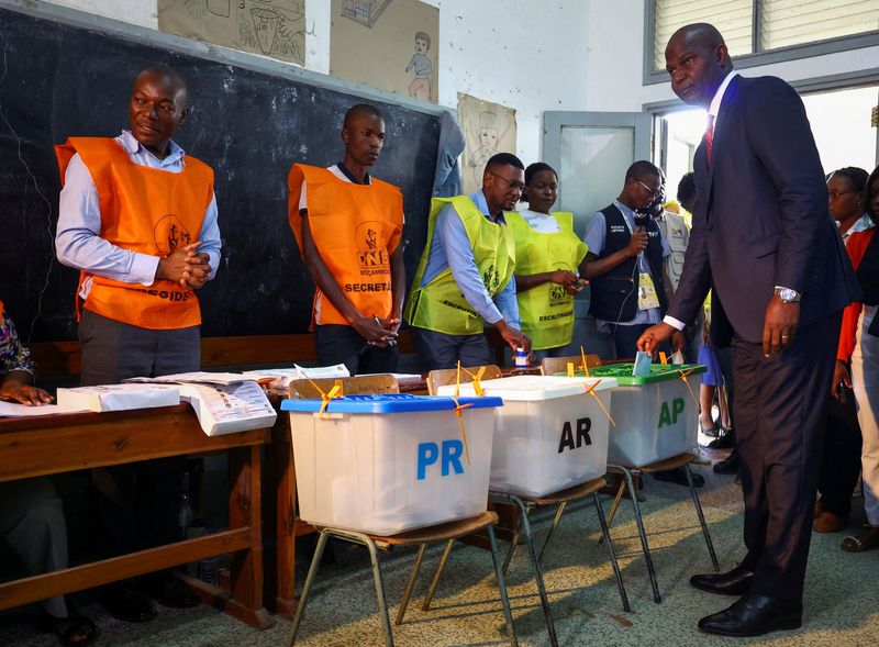 &copy; Reuters. FILE PHOTO: Daniel Chapo, presidential candidate of the ruling Frelimo party casts his vote during the general elections at Inhambane, in the southern Mozambique, October 9, 2024. REUTERS/Siphiwe Sibeko/File Photo