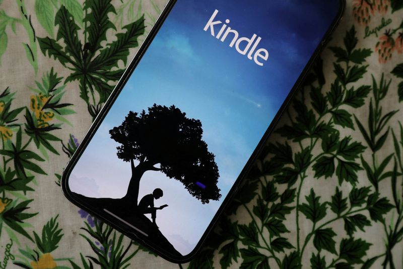 &copy; Reuters. Amazon's Kindle e-book app is seen on an iPhone in an illustration taken April 11, 2023. REUTERS/Chris Helgren/Illustration/File Photo