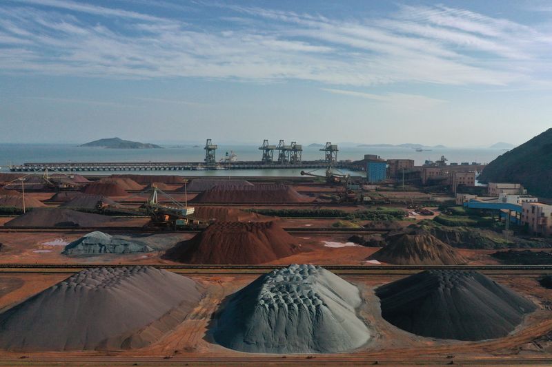 © Reuters. Pilhas de minério de ferro em porto na China