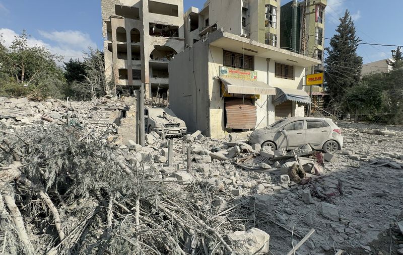 © Reuters. A view of a damaged site after an Israeli strike in Nabatieh, amid the ongoing hostilities between Hezbollah and Israeli forces, southern Lebanon October 16, 2024. REUTERS/Ali Hankir