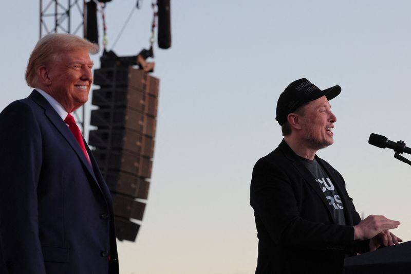 © Reuters. FILE PHOTO: Tesla CEO and X owner Elon Musk speaks as Republican presidential nominee and former U.S. president Donald Trump looks on during a campaign rally, at the site of the July assassination attempt against Trump, in Butler, Pennsylvania, U.S., October 5, 2024. REUTERS/Brian Snyder/File Photo