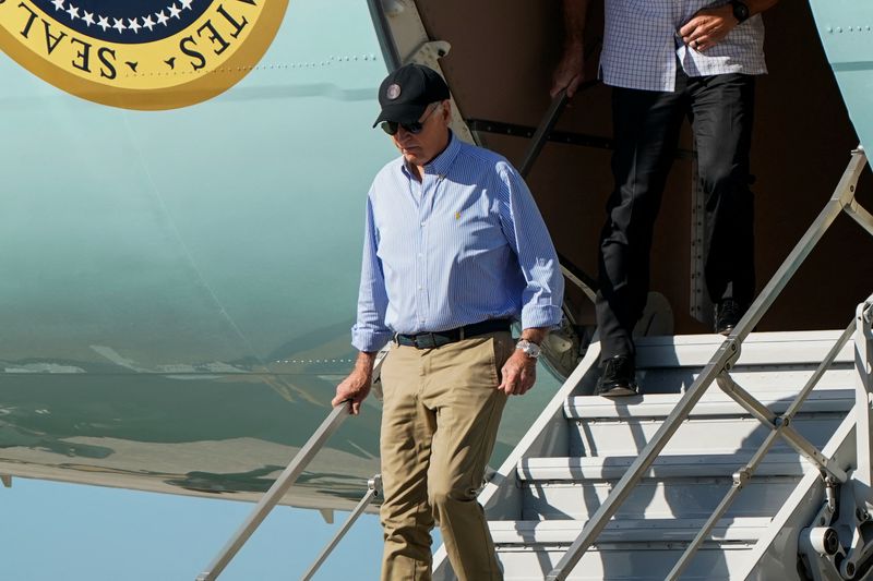 © Reuters. FILE PHOTO: U.S. President Joe Biden disembarks Air Force One as he arrives to visit storm-damaged areas in the wake of Hurricanes Milton and Helene, at MacDill Air Force Base Airport in Tampa, Florida, U.S., October 13, 2024. REUTERS/Elizabeth Frantz/File Photo