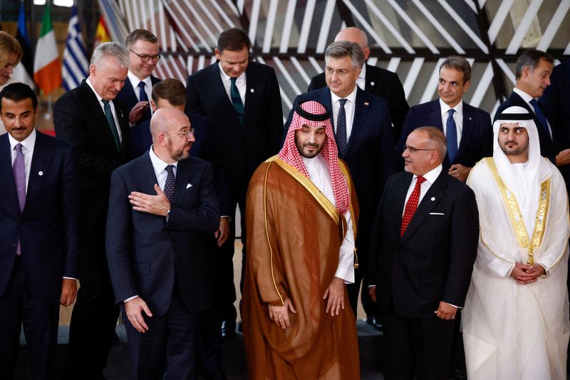 © Reuters. European Council President Charles Michel, Bahrain's Prime Minister and Crown Prince Sheikh Salman bin Hamad al-Khalifa, Deputy Prime Minister of United Arab Emirates Sheikh Maktoum bin Mohammed bin Rashid Al Maktoum and Saudi Arabia Crown Prince and Prime Minister Mohammed bin Salman bin Abdulaziz Al Saud stand during the joint European Union and the Gulf Cooperation Council (GCC) summit, in Brussels, Belgium October 16, 2024. REUTERS/Johanna Geron