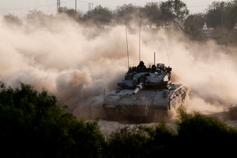 &copy; Reuters. An Israeli tank manoeuvres near the Israel-Gaza border, amid the ongoing conflict between Israel and Hamas, as seen from Israel, October 15, 2024. REUTERS/Amir Cohen     