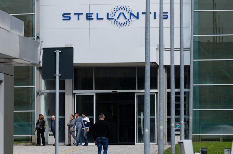 © Reuters. People walk next to the N.13 gate of the Franco-Italian automaker Stellantis factory of Mirafiori, in Turin, Italy October 15, 2024. REUTERS/Remo Casilli