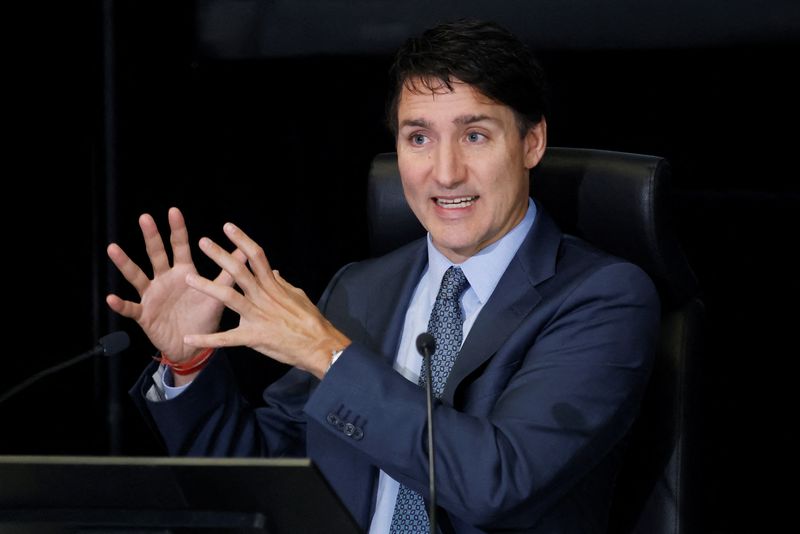 © Reuters. Canada's Prime Minister Justin Trudeau takes part in public hearings for an independent commission probing alleged foreign interference in Canadian elections in Ottawa, Ontario, Canada October 16, 2024. REUTERS/Blair Gable