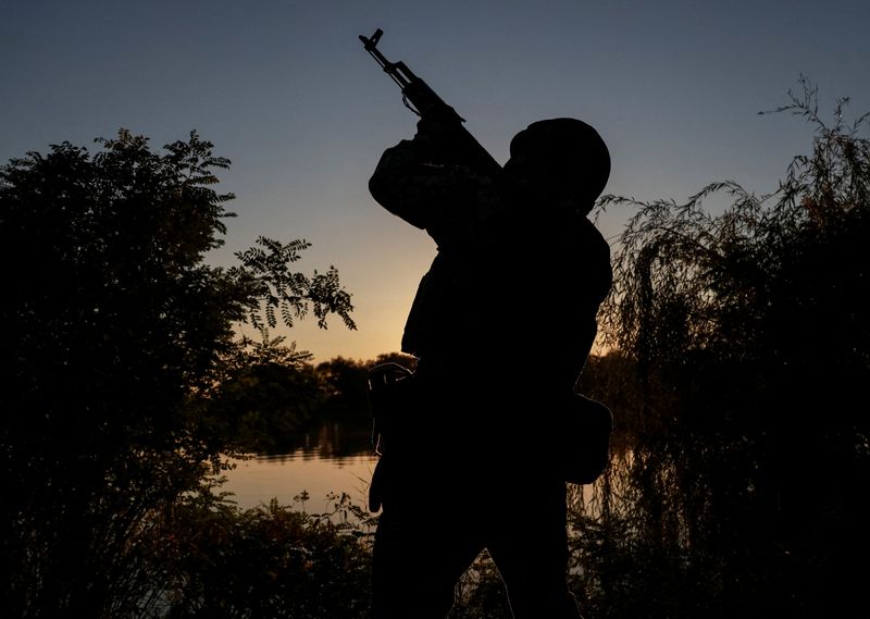 &copy; Reuters. FILE PHOTO: A member of the Ukrainian State Border Guard Service from an anti-drone mobile air defence unit takes part in a training, amid Russia's attack on Ukraine, in Odesa region, Ukraine October 10, 2024. REUTERS/Nina Liashonok/File Photo