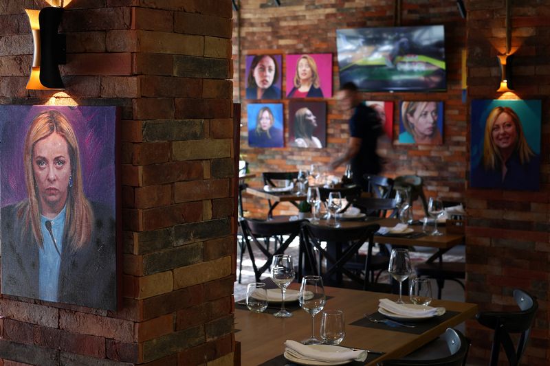 &copy; Reuters. Retratos pintados pelo artista Helidon Haliti da primeira-ministro italiano, Giorgia Meloni, nas paredes da "Trattoria Meloni", nos arredores de campo de processamento de migrantes criado pelo governo italiano, em Shengjin, Albânian16/10/2024nREUTERS/Flo