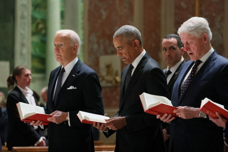 © Reuters. U.S. President Joe Biden, former U.S. President Barack Obama and former U.S. President President Bill Clinton attend the memorial service for Ethel Kennedy at the Cathedral of St. Matthew the Apostle in Washington, U.S., October 16, 2024. REUTERS/Leah Millis