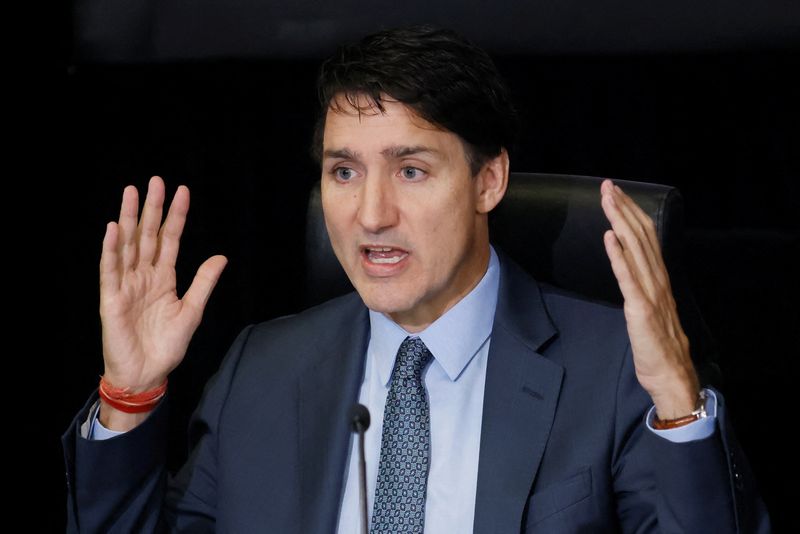 © Reuters. Canada's Prime Minister Justin Trudeau takes part in public hearings for an independent commission probing alleged foreign interference in Canadian elections in Ottawa, Ontario, Canada October 16, 2024. REUTERS/Blair Gable