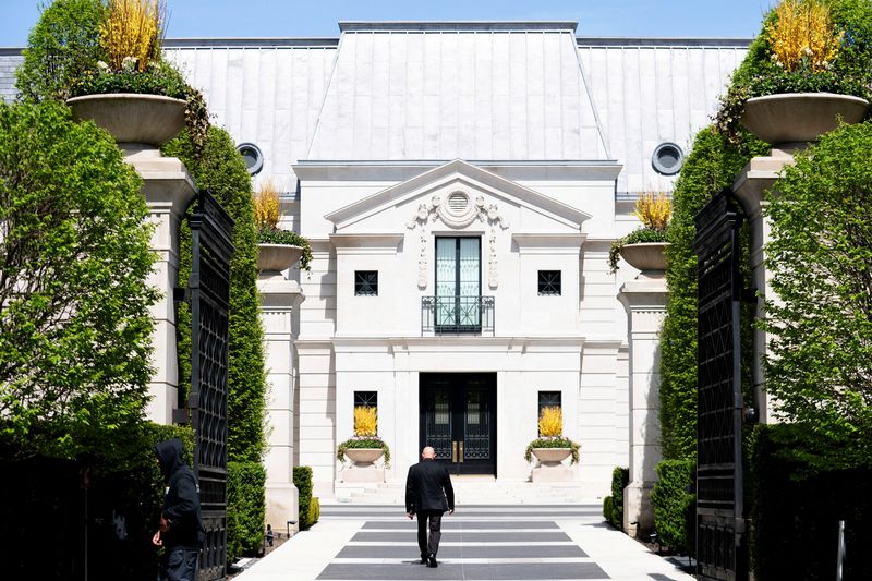 &copy; Reuters. A security guard walks up the driveway of the Bridle Path mansion of Canadian rap star Drake after a security guard was shot outside, in Toronto, Ontario, Canada May 7, 2024.  REUTERS/Arlyn McAdorey