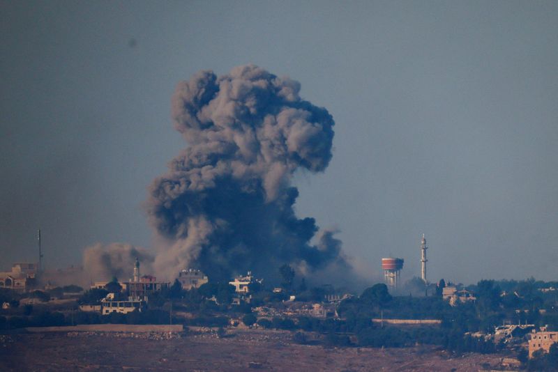 &copy; Reuters. Smoke billows after an Israeli Air Force air strike in southern Lebanon village, amid cross-border hostilities between Hezbollah and Israel, as seen from northern Israel, October 3, 2024. REUTERS/Jim Urquhar/File Photo