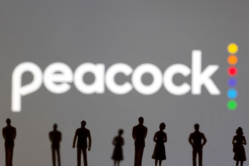 © Reuters. FILE PHOTO: Toy figures of people are seen in front of the displayed Peacock logo, in this illustration taken January 20, 2022. REUTERS/Dado Ruvic/Illustration/File Photo