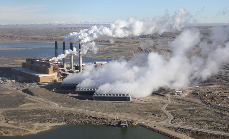 © Reuters. FILE PHOTO: Steam rises from the coal-fired Jim Bridger power plant outside Rock Springs, Wyoming, U.S. April 5, 2017. REUTERS/Jim Urquhart/File Photo