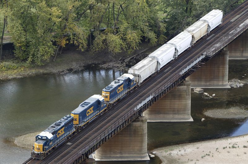 © Reuters. FILE PHOTO: A CSX coal train (R) moves past an idling CSX engine at the switchyard in Brunswick, Maryland October 16, 2012. REUTERS/Gary Cameron/ File Photo