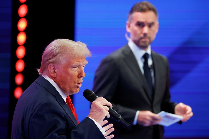 © Reuters. Republican presidential nominee and former U.S. President Donald Trump speaks during a town hall presented by Spanish-language network Univision, in Doral, Florida, U.S., October 16, 2024. REUTERS/Marco Bello