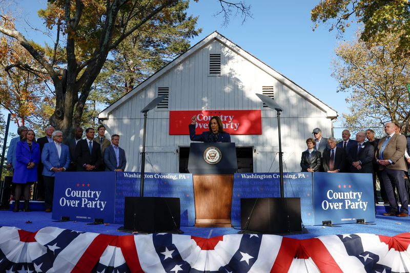 © Reuters. Democratic presidential nominee and U.S. Vice President Kamala Harris speaks during a campaign event, as Republicans stand on stage with her, in Washington Crossing, Pennsylvania, U.S., October 16, 2024. REUTERS/Evelyn Hockstein