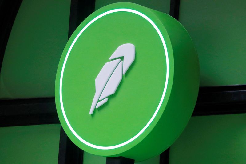 &copy; Reuters. FILE PHOTO: The logo of Robinhood Markets, Inc. is seen at a pop-up event on Wall Street after the company's IPO in New York City, U.S., July 29, 2021.  REUTERS/Andrew Kelly/File Photo