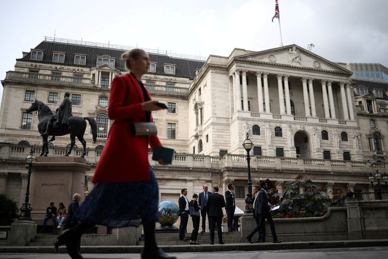 © Reuters. FILE PHOTO: People stand outside the Bank of England in the City of London financial in London, Britain, October 3, 2022. REUTERS/Henry Nicholls/File Photo