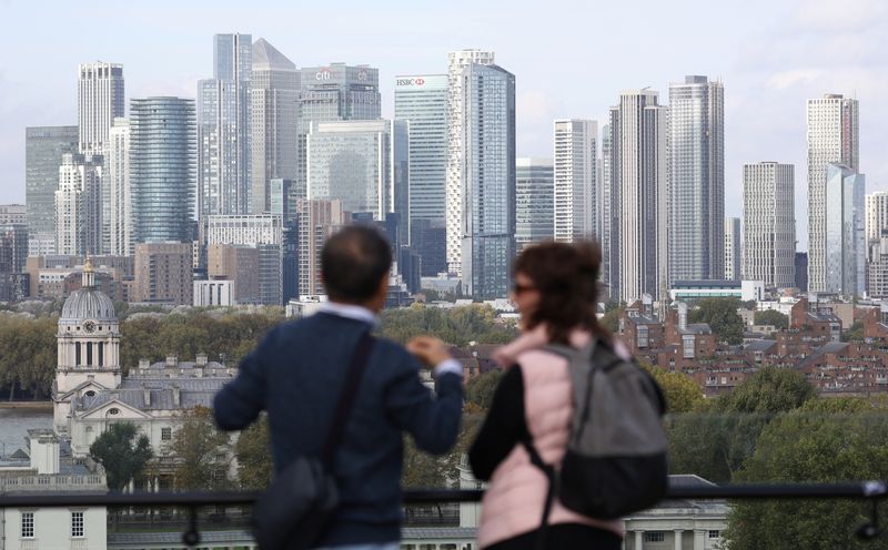 &copy; Reuters. People look out towards the Canary Wharf financial district from Greenwich Park, in London, Britain, October 16, 2024. REUTERS/Mina Kim