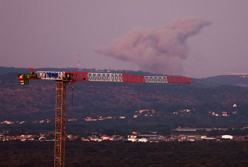 &copy; Reuters. Smoke rises after an Israeli Air Force air strike in southern Lebanon village, amid cross-border hostilities between Hezbollah and Israel, as seen from as seen from Nahariya, northern Israel, October 16, 2024. REUTERS/Gonzalo Fuentes