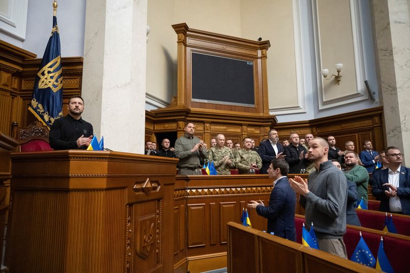 © Reuters. Ukraine's President Volodymyr Zelenskiy attends a parliament session, amid Russia's attack on Ukraine, in Kyiv, Ukraine October 16, 2024. REUTERS/Andrii Nesterenko