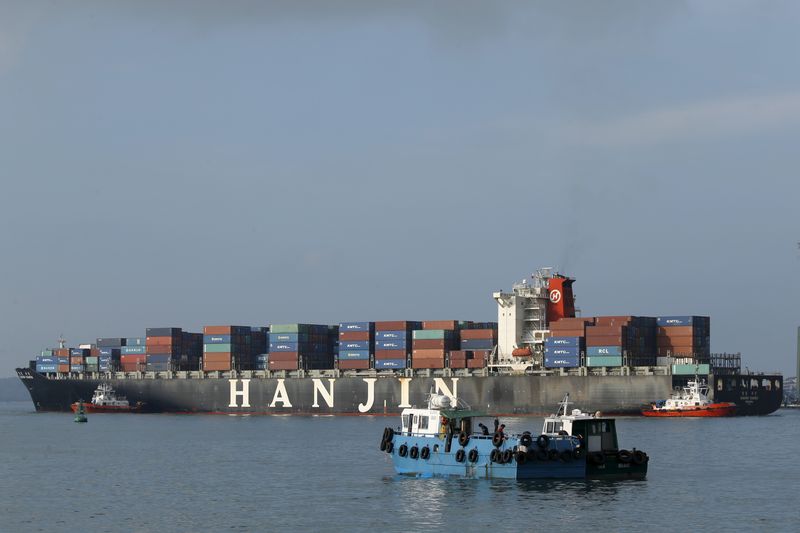 © Reuters. A ship prepares to dock at PSA's Tanjong Pagar container port in Singapore April 18, 2016. REUTERS/Edgar Su/ File Photo