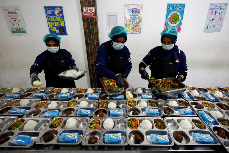 © Reuters. Workers prepare meals to be distributed free for students, during the free nutritious meals program trial, at a pilot kitchen in Sukabumi, West Java province, Indonesia, September 25, 2024. REUTERS/Willy Kurniawan