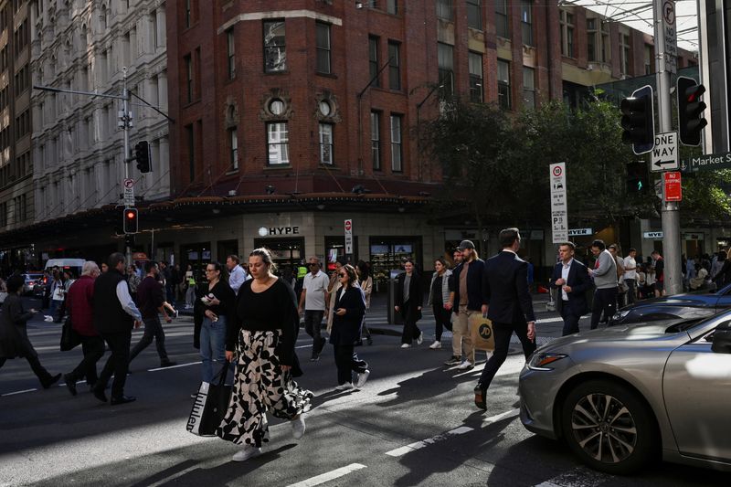 © Reuters. FILE PHOTO: People cross the street in the Sydney Central Business District, in Sydney, Australia, May 14, 2024. REUTERS/Jaimi Joy