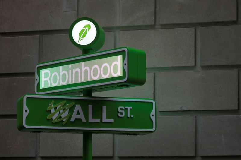 © Reuters. The logo of Robinhood Markets, Inc. is seen at a pop-up event on Wall Street after the company's IPO in New York City, U.S., July 29, 2021.  REUTERS/Andrew Kelly/File Photo