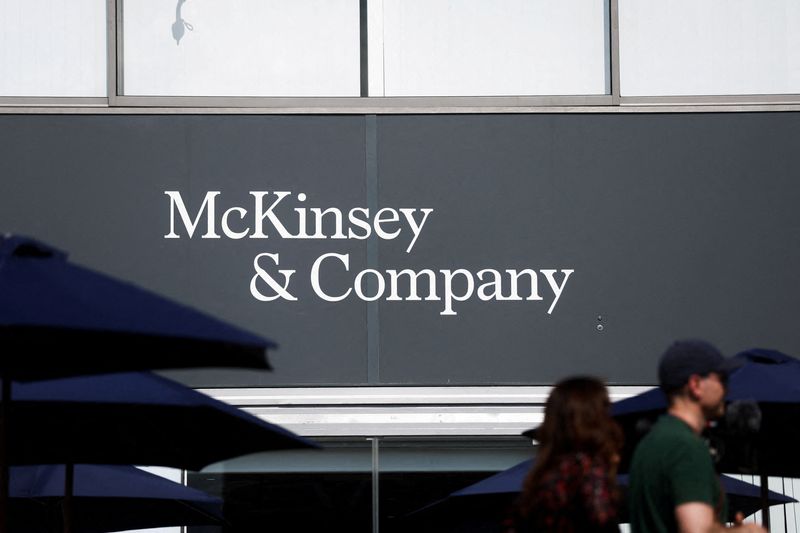 ©Reuters. FILE PHOTO: The McKinsey & Company logo is displayed during the 54th Paris International Air Show at Le Bourget airport outside Paris, France, June 21, 2023. REUTERS/Benoit Tessier/File Photo