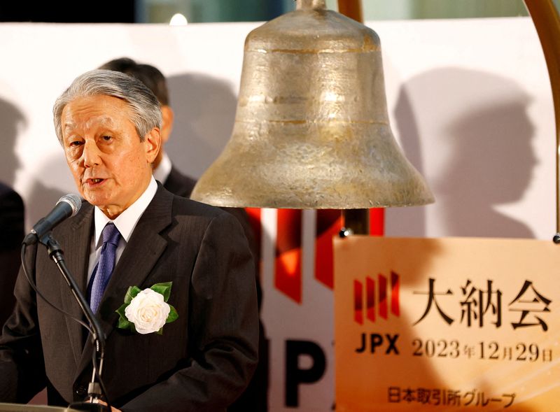 © Reuters. FILE PHOTO: Japan Exchange Group (JPX) Chief Executive Officer Hiromi Yamaji speaks during the 2023 trading end ceremony held at the Tokyo Stock Exchange (TSE) in Japan, December 29, 2023. REUTERS/Kim Kyung-hoon/File photo