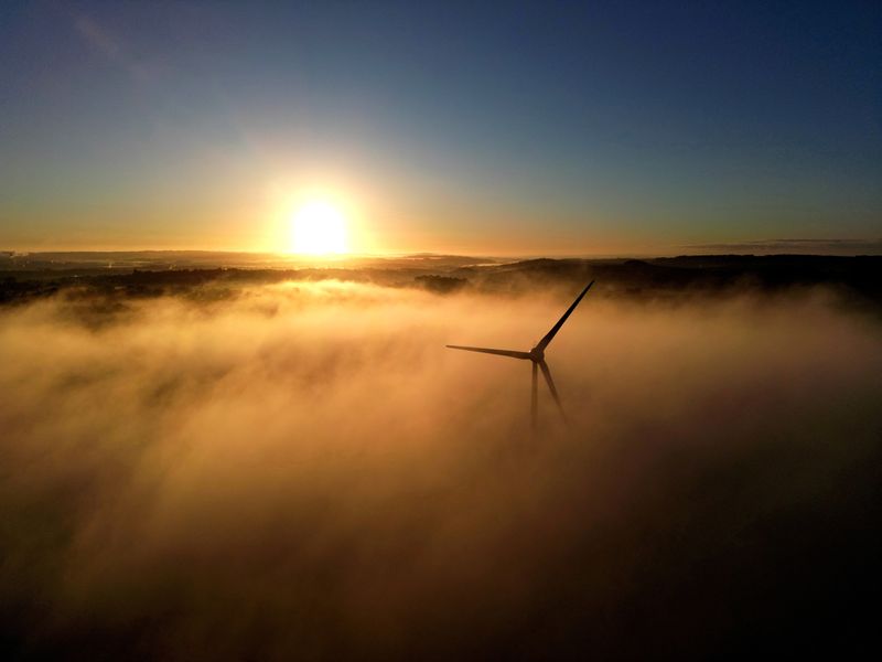 © Reuters. FILE PHOTO: A wind turbine is shrouded in fog at the Low Carbon Energy Generation Park on the Keele University campus, Keele, Staffordshire, Britain, November 11, 2023. REUTERS/Carl Recine/File Photo