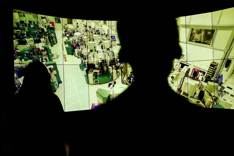 ©Reuters. FILE PHOTO: People visit the TSMC Innovation Museum in Hsinchu, Taiwan, May 29, 2024. REUTERS/Ann Wang/file photo