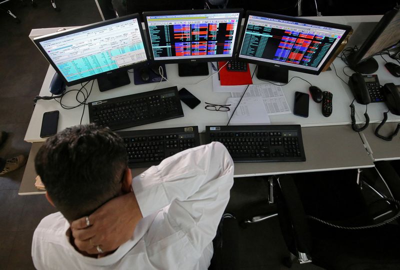 &copy; Reuters. FILE PHOTO: A broker reacts while trading at his computer terminal at a stock brokerage firm in Mumbai, India, December 11, 2018. REUTERS/Francis Mascarenhas/File Photo