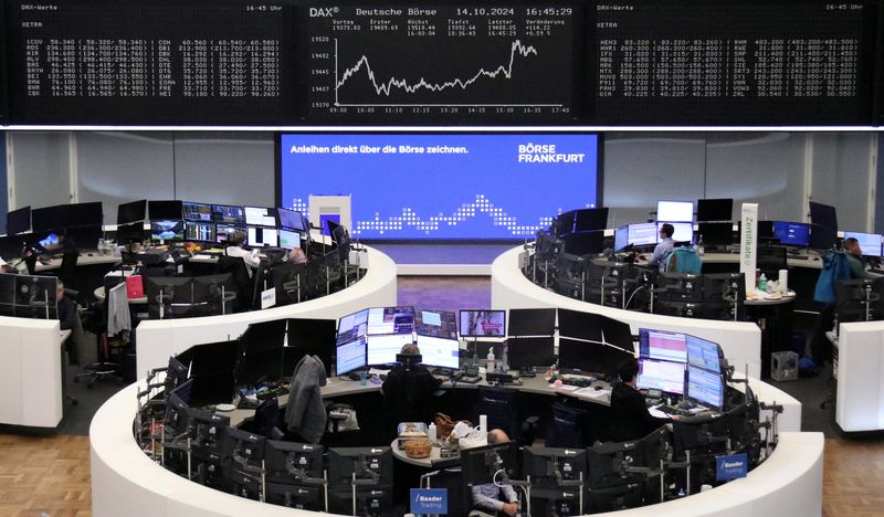 © Reuters. FILE PHOTO: The German share price index DAX graph is pictured at the stock exchange in Frankfurt, Germany, October 14, 2024. REUTERS/Staff/File Photo