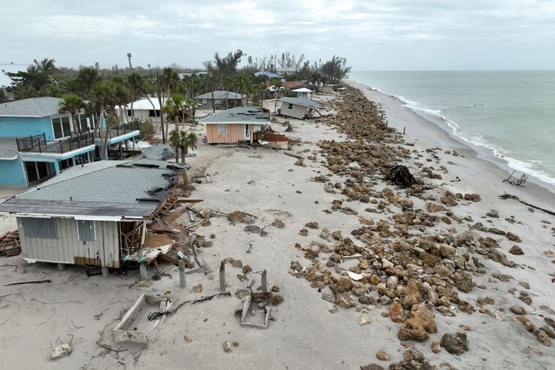 &copy; Reuters. FILE PHOTO: A drone view shows destroyed beach houses after Hurricane Milton made landfall in Manasota Key, Florida, U.S., October 11, 2024. REUTERS/Ricardo Arduengo/File Photo