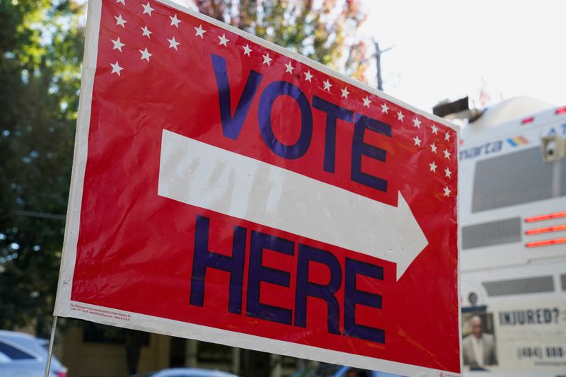 © Reuters. A voting sign sits outside of a voting location to let people know where to go as Georgians turned out a day after the battleground state opened early voting, in Atlanta, Georgia, U.S., October 16, 2024. REUTERS/Megan Varner