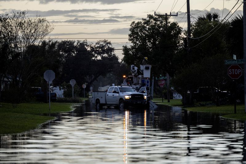 &copy; Reuters. FILE PHOTO: Utility workers repair a power line on a flooded street after Hurricane Milton made landfall in South Daytona, Florida, U.S., October 11, 2024. REUTERS/Ricardo Arduengo/File Photo