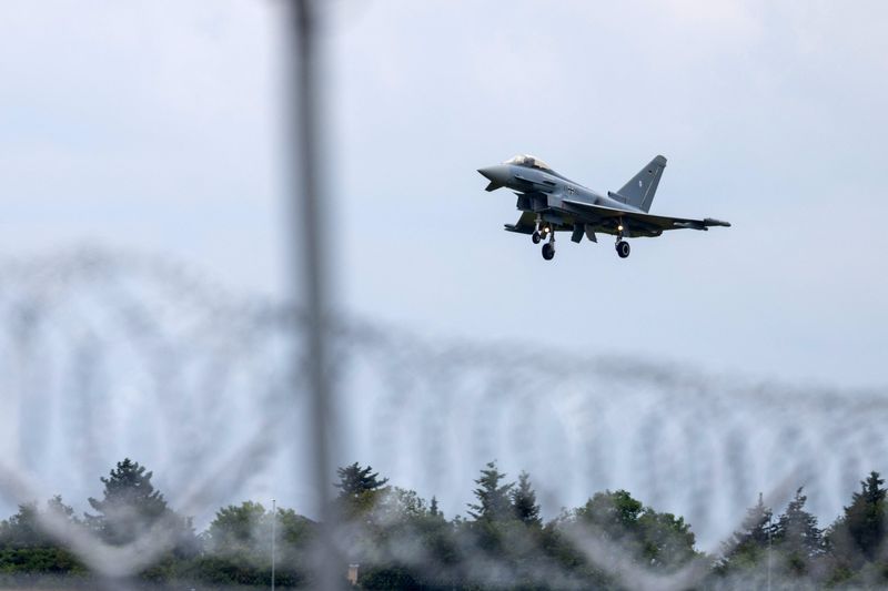 &copy; Reuters. Un Eurofighter si esibisce durante l'International Aerospace Exhibition ILA nel giorno di apertura all'aeroporto di Schoenefeld a Berlino, Germania, il 5 giugno 2024. REUTERS/Axel Schmidt