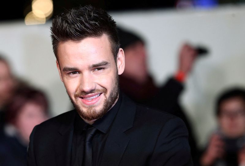 © Reuters. FILE PHOTO: Singer Liam Payne poses for photographers at the world premiere of the film 