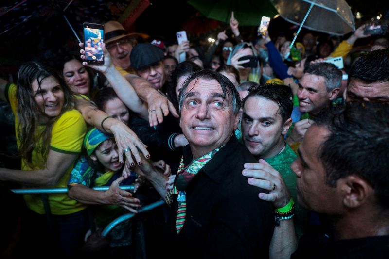 &copy; Reuters. Ex-presidente Jair Bolsonaro com apoiadores em Porto Alegren17/11/2023 REUTERS/Diego Vara