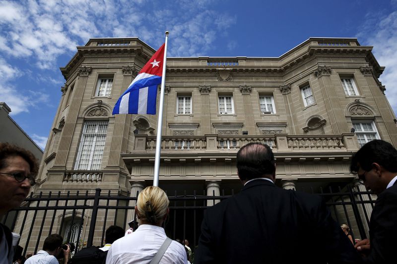 &copy; Reuters. FILE PHOTO: The Cuban flag flutters at the Cuban Embassy in Washington July 20, 2015. REUTERS/Jonathan Ernst/File Photo