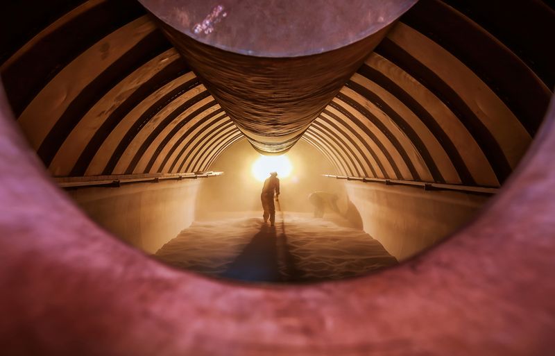 &copy; Reuters. Workers lay alumina particles inside an air treatment facility at an oxygen production plant in Ma'anshan, Anhui province, China July 19, 2017.  China Daily via REUTERS/File Photo