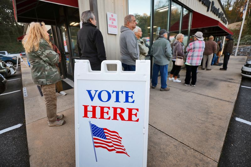 © Reuters. Voters wait in line to cast their ballots on the first day of early in-person voting in one of the mountainous counties badly affected by Hurricane Helene, in Marion, North Carolina, U.S. October 17, 2024. REUTERS/Jonathan Drake  