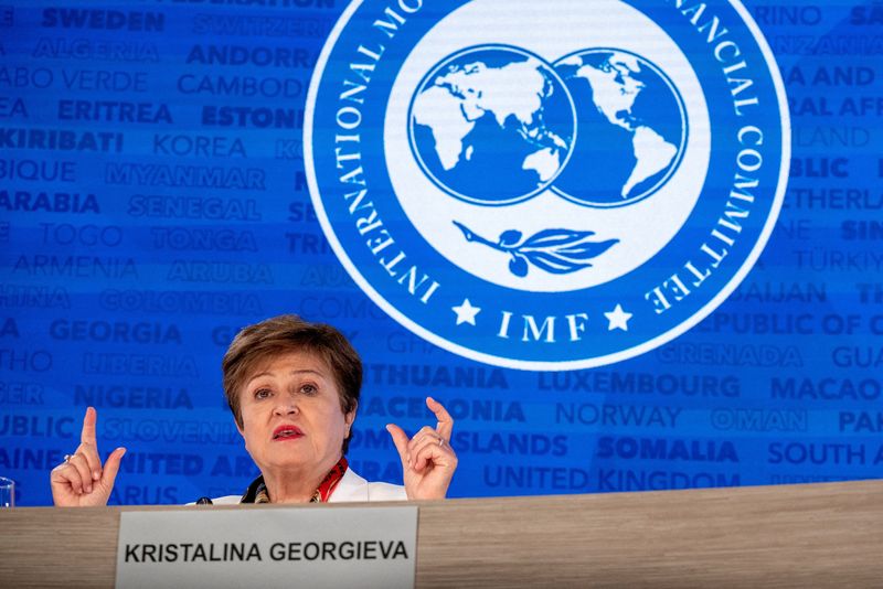 &copy; Reuters. La direttrice generale del Fmi Kristalina Georgieva parla durante un briefing con la stampa alla sessione plenaria del Comitato monetario e finanziario internazionale in occasione degli incontri annuali di primavera del Fmi e della Banca mondiale del 2024