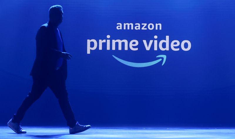 © Reuters. A man walks past a logo of Amazon Prime Video during a launch event in Mumbai, India, April 28, 2022. REUTERS/Francis Mascarenhas/File Photo